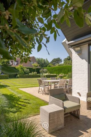 Nestled in a peaceful residential setting in Westkapelle, this elegant detached villa perfectly combines space, privacy and everyday comfort. Offering 313 m² of living space, the property presents an exceptional opportunity for those seeking a high-quality family home in a highly desirable location.<br /><br />The light-filled living areas flow seamlessly into the garden, creating a harmonious connection between indoor and outdoor living. Upstairs, the villa features four generously proportioned bedrooms and two bathrooms, while the fully finished attic provides versatile additional space, ideal as a home office, hobby room, playroom or guest accommodation.<br /><br />Surrounded by a beautifully maintained garden, the property offers an exceptional sense of peace and privacy. Ample on-site parking further enhances everyday convenience.<br /><br />The sought-after residential neighbourhood of Maaiken is renowned for its green surroundings and tranquil atmosphere, while offering excellent access to Knokke, the Belgian coast and nearby nature reserves. Shops, schools and other everyday amenities are all within easy reach.<br /><br />A timeless villa distinguished by its high-quality finishes, generous proportions and prime location in Westkapelle.