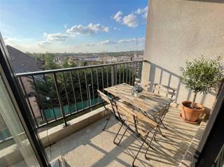 <p>Ce spacieux appartement, aménagé avec des matériaux de qualité et situé au 2ième et dernier étage de l’élégante résidence «Schroonshof» (année de construction 2014), bénéficie d’une excellente situation et d’une belle luminosité naturelle. Avec une superficie brute habitable de 96m², l’appartement comprend un hall d’entrée, un vaste séjour avec cuisine ouverte entièrement équipée, une grande terrasse orientée plein sud de 7,20m² offrant une magnifique vue dégagée sur la verdure, une salle de bains avec douche à l’Italienne et meuble double lavabo, une toilette séparée, un débarras pratique avec raccordements pour lave-linge et sèche-linge, ainsi que 2 chambres à coucher. Un garage privatif et une cave individuelle en sous-sol sont également inclus dans le prix de vente. Parmi les autres atouts figurent une installation électrique conforme, un certificat énergétique favorable (EPC label B), une situation hors zone inondable et un excellent Mobiscore de 8,7/10. La provision pour les charges communes s’élève à environ 120€ par mois. Une contribution future pour le remplacement de l’ascenseur a déjà été prise en compte, la quote-part de cet appartement étant estimée à environ 2.000€. Grâce à sa combinaison d’espace, de confort, d’efficacité énergétique et d’accessibilité, cet appartement constitue une résidence idéale ou un excellent investissement. Pour plus d’informations ou pour organiser une visite, n’hésitez pas à contacter Frederik via frederik@immo-time.</p>