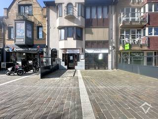 Deze handelsruimte, gelegen op een absolute toplocatie op de Markt van Torhout, geniet van maximale visibiliteit en passage. Omringd door winkels, horeca en voorzieningen is dit dé plek om uw zaak te laten renderen.<br /><br />Het pand staat momenteel leeg en biedt een volledig ingerichte horecastructuur met tal van mogelijkheden. Binnenin beschikt u over een ruime handelsruimte met plaats voor circa 60 personen, een centrale toogzone met tapinstallatie, een keuken, sanitair en praktische stockageruimtes achteraan.<br /><br />De open indeling maakt het eenvoudig om het pand naar eigen concept in te richten, of dit nu horeca, kantoor of een andere commerciële invulling is.<br /><br />Buiten is er een ruim terras aanwezig, ideaal om klanten te ontvangen en extra beleving te creëren op zonnige dagen.<br /><br />Belangrijk: het pand is vrij van huurder én vrij van brouwerijverplichting, wat u als koper volledige vrijheid geeft.<br /><br />Dankzij de open indeling en centrale ligging zijn de mogelijkheden bijzonder ruim. Denk aan:<br />- brasserie of horecazaak<br />- automatenshop (mits goedkeuring van de gemeente)<br />- kantoorruimte of hub voor freelancers<br />- andere commerciële invullingen<br /><br />Troeven op een rij:<br />✔ Topligging op de Markt van Torhout<br />✔ Sterke visibiliteit en passage<br />✔ Ruim terras<br />✔ Vrij van huurder en brouwer<br />✔ EPC-label A – energiezuinig<br />✔ Flexibele invulling mogelijk<br /><br />Een pand met karakter én toekomst, ideaal voor ondernemers of investeerders die willen inzetten op locatie en potentieel.
