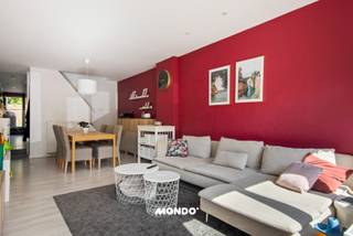 Deze aangename woning geniet van een rustige ligging en bevindt zich tegelijkertijd op korte afstand van de belangrijkste verbindingswegen tussen Antwerpen en Brussel. Winkels, openbaar vervoer en andere voorzieningen zijn vlot bereikbaar.<br /><br />De woning werd enkele jaren geleden grondig gerenoveerd, waarbij bijzondere aandacht werd besteed aan de energiezuinigheid. <br />Het resultaat mag er zijn: de woning beschikt over een EPC-label B en werd bovendien steeds zeer goed onderhouden.<br /><br />Troeven:<br />Volledig instapklaar<br />Elektrische installatie conform<br />Vernieuwde hoogrendementsgasketel (2019)<br />EPC-label B<br />Rustige ligging met vlotte bereikbaarheid<br />Tuin<br /><br />Indeling:<br />Via de inkom komen we terecht in de gezellige leefruimte. Aansluitend bevindt zich de volledig geïnstalleerde keuken, die rechtstreeks toegang biedt tot de tuin. <br />Verder beschikt het gelijkvloers nog over een apart toilet met handenwasser en een zeer ruime berging. <br />Op de eerste verdieping bevinden zich de slaapkamer en de badkamer, uitgerust met een douche, dubbele lavabo en toilet.<br />Tot slot is er nog een zeer praktische bergzolder. <br /><br />Ontdek de woning alvast virtueel: https://my.matterport.com/show/?m=RcvWCxzWTQh<br /><br />Interesse? Maak dan snel uw afspraak via gino@mondovastgoed.be of via 0491/10.27.33.