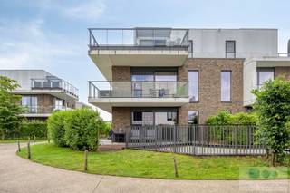 Recent gelijkvloers appartement, uit 2019, van 92 m² met hoogwaardige afwerking, unieke buitenbeleving en ruime garage op wandelafstand van het centrum van Putte.<br /><br />Dit volledig instapklare appartement, gelegen in Residentie 'De Mouterij', bevindt zich vlak bij de dorpskern van Putte. Hierdoor zijn lokale handelszaken, scholen en openbaar vervoer op wandelafstand bereikbaar. Bovendien geniet u van een vlotte verbinding naar Antwerpen en Brussel via de R6.<br /><br />Via de gemeenschappelijke parktuin bereiken we de inkomhal van het gebouw, die toegang biedt tot het appartement. Bij het binnenkomen worden we verwelkomd in de inkom-/nachthal, waar voldoende ruimte is voorzien voor een vestiairekast. De nachthal beschikt over een gastentoilet en geeft toegang tot twee slaapkamers, een uitgeruste badkamer met ligbad en inloopdouche, en de stijlvol afgewerkte leefruimte. <br /><br />De ruime leefruimte met zithoek en eetplaats geniet dankzij de grote raampartijen van een overvloed aan natuurlijk licht. Aansluitend bevindt zich de hyper geïnstalleerde keuken, uitgerust met kwalitatieve Miele-toestellen en alle hedendaagse comfort. Verder beschikt de keuken over een praktische berging met geïntegreerde wasplaats.<br /><br />Troeven: EPC label A, automatische screens, twee zonnige terrassen, kelderberging, GEEN BTW - registratie (2%). Ondergrondse autostaanplaats verplicht bij aan te kopen. <br /><br />Kortom, dit geheel combineert alle hedendaagse luxe.