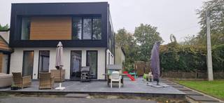 Indeling: gelijkvloers: inkom, apart wc met lavabo, grote living (75m²) ingedeeld als eetkamer, salon, speelruimte en bureelruimte, met de open volledig ingerichte keuken.<br />Berging en wasplaats, de aansluitende grote garage (2w) (sectionaalpoort);<br />Verdieping: nachthal met 3 ruime slaapkamers, waarvan de masterbedroom een dressing heeft;<br />Buiten: toegangspoort met aangelegde tuin, gazon en terras.<br />Vloerverwarming over gans de woning, (condenserende gasketel), alarm. Regenwaterput van 10.000 liter. Alle voorzieningen. Vernieuwde elektriciteit. De woning is volledig uitgerust met domotica en vanop afstand kan alles bediend worden.<br />De woning wordt verhuurd met de ingerichte eetkamer en salon (meubels in nieuwstaat) en de tuinmeubels.<br /><br />EPC: 101 (kWh/m²jr), Epeil: 60 Certificaat: 241016_G_0MV_2020148100/EP15513/A001/D01/SD001<br />Vrij op 1/2/2027