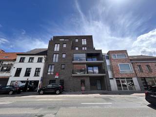 <p><strong>Bent u op zoek naar een nieuwbouwappartement met 2 slaapkamers te Wevelgem? <br />Dan is dit voor u!<br /><br />Mogelijkheid om aan te kopen aan 6% BTW</strong><br /> </p>
<ul><li><strong>Indeling van het appartement</strong></li></ul>
<p>inkom, apart toilet, berging, living, keuken, 2 slaapkamers, terras.</p>
<p>Mogelijkheid van garage en/of parking en/of berging bij te kopen.<br /><br />Foto's van de binnenkant zijn louter ter illustratie. Foto's zijn van een andere residentie van dezelfde bouwheer.</p>
<ul><li><strong>Voor meer info</strong> : Kweekstraat - Kortrijkstraat Wevelgem | ERA Nieuwbouw</li></ul>