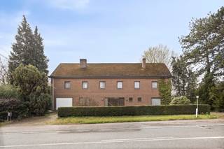 <p>Située dans le village recherché de Kaggevinne, à proximité immédiate de Diest, cette villa de caractère offre un cadre de vie exceptionnel alliant espace, tranquillité et potentiel. Avec une surface habitable de 410 m² et un terrain magnifiquement arboré de 18a, elle constitue une opportunité rare pour les familles nombreuses ou les personnes souhaitant combiner habitation et activité professionnelle.</p><p>Dès l’entrée, vous découvrez un vaste espace de vie baigné de lumière grâce aux larges baies vitrées. Les volumes généreux permettent de nombreuses possibilités d’aménagement et offrent une agréable vue sur le jardin.</p><p>La cuisine séparée dispose d’un espace suffisant pour intégrer un coin repas convivial. Elle constitue une excellente base pour la création d’une cuisine moderne répondant aux attentes actuelles.</p><p>L’étage comprend actuellement quatre chambres spacieuses ainsi qu’un bureau indépendant. Grâce à la configuration existante, il est également possible d’aménager jusqu’à trois chambres supplémentaires. Cette flexibilité permet de répondre aux besoins des grandes familles ou des personnes recherchant des espaces polyvalents.</p><p>À l’extérieur, le terrain de 18a est entouré d’arbres et de plantations matures garantissant une intimité remarquable. Ce cadre verdoyant invite à la détente et permet de profiter pleinement de la vie en extérieur.</p><p>La propriété bénéficie également d’une grande cave offrant de nombreuses possibilités de rangement. Le vide sanitaire constitue un avantage supplémentaire pour les futurs travaux de rénovation et l’installation de techniques modernes.</p><p>La situation est particulièrement attractive grâce à la proximité des commerces, écoles, transports en commun, infrastructures sportives et principaux axes routiers. Vous profitez ainsi d’un environnement calme tout en restant proche de toutes les commodités.</p><p>L’obligation de rénovation offre l’opportunité de transformer cette villa de caractère en une habitation contemporaine et performante sur le plan énergétique. Les volumes impressionnants, le terrain exceptionnel et le potentiel d’aménagement font de cette propriété un bien unique.</p><p>En résumé, cette villa à Kaggevinne combine 410 m² habitables, un terrain de 18a, quatre à sept chambres, un magnifique jardin et une excellente localisation près de Diest. Contactez-nous pour découvrir tout son potentiel lors d’une visite.</p>