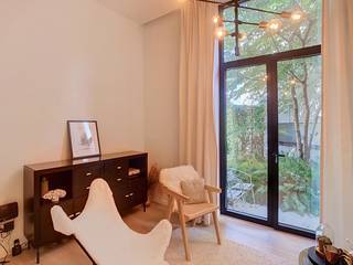 <p>Dit sfeervolle gemeubelde appartement met 2 slaapkamers in het centrum van Leuven combineert de charme van een historische locatie met hedendaags wooncomfort. De woning werd met veel aandacht voor de geschiedenis van het gebouw verbouwd, waarbij de beschikbare ruimte optimaal werd benut. Zo geniet je niet alleen van een aangename woonomgeving, maar ook van verschillende praktische en discrete opbergmogelijkheden die mooi in het geheel zijn geïntegreerd.</p><p>Bij het binnenkomen leidt de inkomhal je naar de verschillende leefruimtes. De leefruimte vormt het centrale hart van het appartement en biedt plaats voor een comfortabele zithoek en eethoek. De volledig uitgeruste keuken sluit mooi aan bij de woonruimte en beschikt over een vaatwasmachine, oven, microgolfoven en koelkast met vriesvak. Hierdoor beschik je over alles wat je nodig hebt voor het dagelijkse comfort, zonder aan praktische ruimte in te boeten.</p><p>Het appartement beschikt over twee slaapkamers, waardoor het zowel geschikt is voor een koppel, een klein gezin als voor wie een extra kamer als bureau, logeerkamer of hobbyruimte wenst te gebruiken. In één van de slaapkamers is bovendien een zetelbed aanwezig. De badkamer is uitgerust met een douche, dubbele lavabo en toilet en werd praktisch ingericht met aandacht voor het beschikbare volume.</p><p>Ook buiten is aan het nodige comfort gedacht. Het appartement beschikt over een terrasje, een aangename plek om even buiten te zitten. Daarnaast is er een praktische kist voorzien waarin je het vuilnis buiten kunt bewaren.</p><p>De ligging in het centrum van Leuven is een belangrijke troef. Je woont op wandelafstand van het bruisende stadsleven, met winkels, restaurants, cafés, diensten en culturele voorzieningen in de directe omgeving. Ook de historische sfeer van Leuven ligt letterlijk om de hoek. Dankzij de centrale ligging is dit gemeubelde appartement met 2 slaapkamers een interessante keuze voor wie graag alles binnen handbereik heeft en tegelijk waarde hecht aan een woning met karakter.</p><p>Het appartement wordt gemeubeld verhuurd aan 1395 euro per maand, met daarbovenop 200 euro per maand voor de bemeubeling. Een autostaanplaats kan bijkomend worden gehuurd voor 90 euro per maand. Alle nutsvoorzieningen zijn individueel. Ben je op zoek naar een gemeubeld appartement met 2 slaapkamers in Leuven dat historische charme combineert met praktisch wooncomfort en een centrale ligging, dan is dit zeker een bezoek waard. Plan nu je bezoek via www.living-stone.be of charlotte.geyskens@living-stone.be! </p>