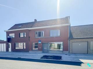 Ontdek deze centraal gelegen woonst met drie slaapkamers, gelegen op een zuidwest georiënteerd perceel van 130 m². Deze woonst geniet van...