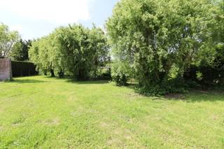 Droomt u van bouwen op een toplocatie? Deze prachtig gelegen bouwgrond voor open bebouwing bevindt zich in het charmante Sint-Amands, vlak bij de Schelde. Het perceel van 587 m² combineert een rustige woonomgeving met een uitstekende bereikbaarheid van alle dagelijkse voorzieningen. Op wandelafstand vindt u onder meer winkels, scholen, banken en openbaar vervoer, waardoor u geniet van maximaal wooncomfort. Dankzij de royale straatbreedte van 22 meter en een bebouwbare oppervlakte van circa 194 m² biedt deze bouwgrond tal van mogelijkheden om uw ideale woning te realiseren. Bent u op zoek naar een ruime bouwgrond op een gegeerde locatie? Aarzel dan niet om ons te contacteren voor meer informatie of de geldende bouwvoorschriften. Voor verdere inlichtingen kunt u vrijblijvend contact opnemen via 03/283.84.84 of mailen naar gert@ax-quality.be.