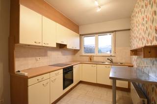 Gelegen in een rustige straat, tegenover een groene oase vinden we dit gelijkvloers appartement.Inkomhal met vestiairekast en gastentoilet.Een...