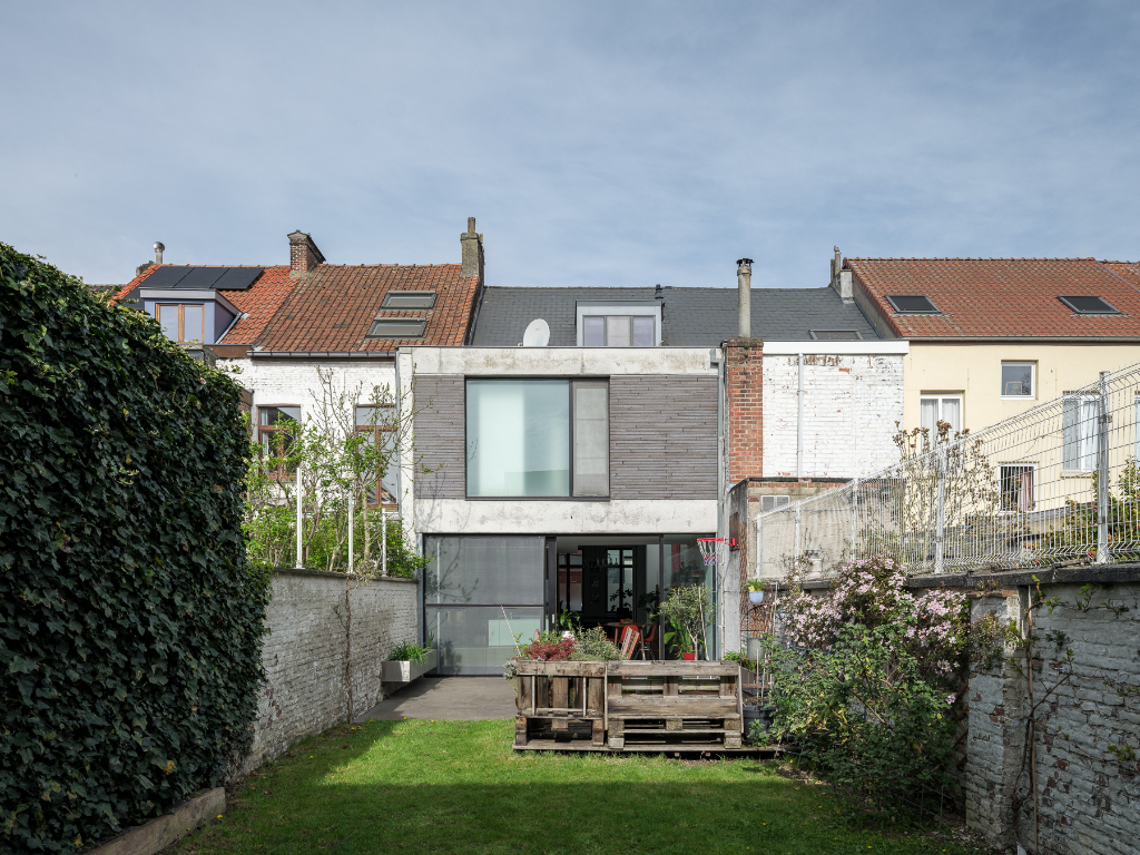 Architecturale burgerwoning naar de hand van Enplus architecten met stadstuin en polyvalente achterbouw op een boogscheut van het stadscentrum. - foto 5
