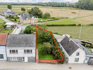 <p><strong>Ben je op zoek naar een ruim bouwlot om jouw droomwoning te realiseren? Zo gevonden!</strong></p>

<p>Dit bouwlot van 270 m² is gelegen in Denderhoutem en biedt de mogelijkheid om een ruime gezinswoning te realiseren. Gelegen in een residentiële en groene omgeving, vormt dit perceel een aangename uitvalsbasis voor wie rustig wil wonen en toch vlot verbonden wil zijn met de belangrijkste invalswegen.</p>

<p>Met een voorziene gevelbreedte van 9,29 meter en een bouwzone van 15 meter diep op het gelijkvloers en 12 meter op de verdieping, zijn er mooie mogelijkheden voor een comfortabele woning met een indeling naar eigen wensen. De woning zal aansluiten op de bestaande woning nr. 163, terwijl aan de andere zijde een wachtgevel wordt voorzien.</p>

<p><strong>Bouwvoorschriften:</strong></p>

<ul><li>bouwlot van 270 m²;</li><li>gesloten bebouwing toegelaten;</li><li>gevelbreedte van 9,29 meter;</li><li>bouwdiepte van maximaal 15 meter op het gelijkvloers en 12 meter op de verdieping;</li><li>aansluiting op de bestaande woning nr. 163;</li><li>nieuwe wachtgevel aan de rechterzijde;</li><li>akkoord om op de perceelgrens te bouwen;</li><li>afzonderlijk bouwlot, gekend als lot 1.</li></ul>

<p>De ruime bouwmogelijkheden maken dit perceel geschikt voor het realiseren van een comfortabele gezinswoning met meerdere slaapkamers, volledig afgestemd op de wensen van de toekomstige eigenaar.</p>

<p>Interesse? Neem vandaag nog contact met ons op voor meer informatie!</p>
