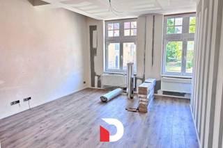 Op zoek naar een moderne en instapklare woonst in het hart van Brugge? Dit prachtig gerenoveerde duplexappartement combineert hedendaags wooncomfort met de charme van wonen in de historische binnenstad.<br /><br />Het appartement beschikt over een volledig private inkom met ruimte om fietsen te stallen. Op de eerste verdieping bevindt zich een aangename leefruimte met een moderne, volledig ingerichte keuken. Vanuit de leefruimte heb je toegang tot het zonnige terras. Op deze verdieping is eveneens een gastentoilet aanwezig.<br /><br />De tweede verdieping omvat twee comfortabele slaapkamers en een stijlvolle badkamer met inloopdouche en lavabomeubel. De woonst werd volledig gerenoveerd.<br /><br />Een absolute troef is de topligging in hartje Brugge, op wandelafstand van winkels, horeca en alle voorzieningen. Bovendien zijn er geen gemeenschappelijke kosten.<br /><br />Een ideale woonst voor wie op zoek is naar modern, comfortabel en rustig wonen op een unieke locatie in het centrum van Brugge.<br /><br />De woning wordt op dit moment volledig afgewerkt en zal instapklaar zijn. EPC in opmaak (in afwachting van klaar zijn van alle werken).
