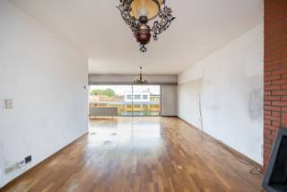 Op de Lambrechtshoekenlaan in Merksem, op een centrale en vlot bereikbare locatie vlakbij winkels, openbaar vervoer en belangrijke invalswegen, bevindt zich dit ruime appartement op de 3de verdieping van een verzorgd gebouw met lift.<br /><br />Dit appartement vormt een solide basis met renovatiepotentieel voor wie het graag volledig naar eigen smaak wil moderniseren of herinrichten. De doordachte indeling en de ruime vertrekken bieden alle mogelijkheden om hier een eigentijdse, comfortabele en stijlvolle woonomgeving van te maken.<br /><br />Bij het binnenkomen kom je in de inkomhal die leidt naar de leefruimte en keuken. Vanuit de leefruimte is er toegang tot het terras, dat over de volledige lengte van het appartement loopt en zorgt voor een aangenaam buitengevoel. Verder is er een badkamer waar u alle ruimte heeft om een comfortabele en stijlvolle badkamer naar eigen smaak te creëren. Bovendien zijn er twee toiletten: één in de badkamer en een apart gastentoilet in de inkomhal, wat zorgt voor extra comfort en gebruiksgemak.<br /><br />Het appartement beschikt over drie slaapkamers van ca. 12,5 m², 10 m² en 6,5 m², waarvan één rechtstreeks toegang geeft tot het inpandig terras.<br /><br />In de kelder is een private berging inbegrepen, die zorgt voor extra praktische opbergruimte.<br /><br />Tot slot beschikt het appartement over individuele meters voor water, gas en elektriciteit. <br />De gemeenschappelijke kosten bedragen €145 per maand.<br /><br />Wenst u graag meer informatie of een bezoek ter plaatse? Contacteer Neon Vastgoed op 03/336.88.88 of via info@neonvastgoed.be