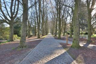 Op zoek naar een uiterst rustig gelegen en lichtrijk appartement met twee volwaardige slaapkamers en een zuidwest-georiënteerd terras in het...