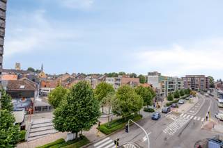 Dit appartement is gelegen op de 4de verdieping van residentie Leopold, op de hoek van de Leopoldwal met de Jaminéstraat en biedt een prachtig...