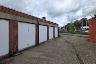 Meer info: https://www.bellesvastgoed.be/te-koop/boechout-molenlei-59-garagebox-21<br /><br />Deze garagebox bevindt zich pal in het centrum van Boechout, op een gunstige locatie vlakbij de Heuvelstraat, de nieuwe woonwijk Midden en het station. De garage is bereikbaar via een doorgang langs de woning gelegen aan Molenlei 59.<br /><br />Het dak werd in 2022 volledig vernieuwd. De garagebox heeft een oppervlakte van ca. 16 m² en biedt een praktische en centraal gelegen parkeer- of bergruimte.<br /><br />Tot binnenkort!