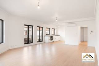 Dit volledig gerenoveerde appartement vinden we terug op de eerste verdieping van het gebouw, en bereik je via de traphal. Zo kom je tot in een...