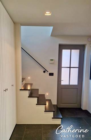 <p>Ontdek dit goed onderhouden duplexappartement in het charmante Schilde, een ideale woonomgeving voor wie op zoek is naar comfort, ruimte en een warme inrichting in een rustige buurt op wandelafstand van het centrum.</p>
<p>U komt binnen in de inkomhal met gastentoilet en ingemaakte vestiairekasten. Hier bevinden zich ook de twee slaapkamers, beide uitgerust met ingemaakte kasten voor een nette, opgeruimde uitstraling. De moderne badkamer beschikt over een ruime inloopdouche en een dubbele wastafel, ideaal voor een comfortabele ochtend- of avondroutine.</p>
<p>Op de bovenverdieping vindt u een open en lichte leefruimte die via een trap toegankelijk is. De ruimte omvat een geïnstalleerde open keuken met een praktische keukenberging voor extra opslag. De woonkamer, met gezellige gashaard, baadt in het licht en biedt rechtstreeks toegang tot het ruime terras van maar liefst 35 m² – een perfecte plek om te ontspannen en te genieten van het buitenleven.</p>
<p>Extra troeven:</p>
<ul>
<li>Bouwjaar 2009, uitstekend onderhouden</li>
<li>Twee parkeerplaatsen inbegrepen: één onder een carport aan de achterkant en één parkeerplaats aan de voorkant van het gebouw</li>
<li>Gelegen op een rustige locatie op wandelafstand van het centrum van Schilde, met vlotte toegang tot winkels, scholen en openbaar vervoer</li>
</ul>
<p>EPC B: 181 kWh/m² jaar (20241017-0003417090-RES-1)<br />Maandelijkse kosten: 50 €<br /><br />Dit duplexappartement combineert het comfort van hedendaags wonen met de gezelligheid van een levendige dorpskern. Interesse? Contacteer me via 0472 23 14 51 of via welkom@catherinevestgoed.be voor meer informatie of een bezichtiging!</p>