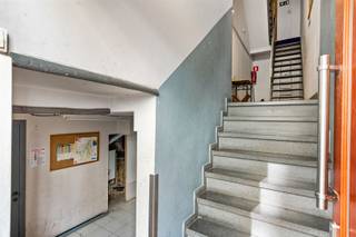 <p><span>Te renoveren woning op gegeerde locatie</span></p><p><span> </span></p><p><span>OMGEVING</span></p><p><span>Gelegen in de gegeerde Sint-Hubertusstraat te Berchem bevindt zich deze karaktervolle woning met bijzonder veel potentieel. De straat staat bekend om haar charmante gevels en aangename woonomgeving, op een steenworp van winkels, scholen, openbaar vervoer en belangrijke invalswegen. Hier geniet u van een rustige woonstraat met tegelijk alle stedelijke voorzieningen binnen handbereik. Een top ligging voor wie comfortabel en centraal wil wonen in een levendige maar residentiële buurt.</span></p><p><span> </span></p><p><span>INDELING</span></p><p><span>De woning is momenteel opgedeeld in drie studio's, maar dient teruggebracht te worden naar haar oorspronkelijke bestemming als eengezinswoning. Dankzij de ruime structuur en de aanwezigheid van drie volwaardige verdiepingen, aangevuld met een souterrain, biedt dit pand een uitzonderlijke basis voor een prachtige renovatie.</span></p><p><span> </span></p><p><span>Na renovatie kan hier een royale gezinswoning ontstaan met tal van mogelijkheden qua indeling: lichtrijke leefruimtes, meerdere slaapkamers en badkamers en een comfortabele indeling. De authentieke structuur vormt de ideale canvas voor wie een woning volledig naar eigen smaak en noden wil creëren.</span></p><p><span> </span></p><p><span>BIJZONDERHEDEN</span></p><p><span>- Te renoveren woning met enorm potentieel</span></p><p><span>- Top locatie</span></p><p><span>- Elektriciteit conform</span></p><p><span>- Dak in goede staat en reeds geïsoleerd </span></p><p><span> </span></p>