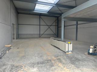 Magazijn van 230m² met ingebouwde mezzanine van 30m²Met 3 parkeerplaatsenVoorzien van 1 sectionaal poort.Nieuw KMO-park.verkoopprijs excl. 21% BTW...