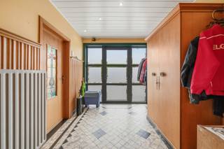 <p>Op zoek naar een ruime gezinswoning met karakter, comfort én een uitstekende ligging? Deze bijzonder grote woning van meer dan 300m² in Kessel-Lo werd optimaal ingedeeld en biedt maar liefst <strong>5 slaapkamers</strong>, veel bergruimte, een inpandige garage en een aangename stadstuin. Bovendien is er een mogelijkheid om nog een extra garagebox bij aan te kopen.<br /><br /></p>
<p>De ligging is zonder meer een grote troef. De woning bevindt zich in Kessel-Lo, vlakbij <strong>Leuven, scholen, winkels en het station</strong>. Dankzij de vlotte verbindingen zijn zowel het stadscentrum als de belangrijkste invalswegen eenvoudig bereikbaar.<br /><br /></p>
<p>Bij het binnenkomen valt meteen de <strong>authentieke inkomhal</strong> op, die de woning een warme en karaktervolle uitstraling geeft. Van hieruit kom je in de ruime leefruimte met veel lichtinval, die dankzij haar omvang verschillende mogelijkheden biedt. Aansluitend bevindt zich de keuken, terwijl een bijzondere <strong>duplex-multifunctionele ruimte</strong> zorgt voor nog meer flexibiliteit. Vandaag werd hier onder meer een bureau ingericht, maar deze ruimte kan evengoed dienstdoen als speelruimte, hobbykamer of extra leefruimte. Vanuit de bureau is er ook rechtstreeks toegang tot de kelder.<br /><br /></p>
<p>De <strong>grote kelder</strong> biedt uitzonderlijk veel praktische ruimte. Naast een staanplaats vind je hier verschillende bergruimtes en een wasplaats, uitgerust met ook een lavabo en bad. Ideaal voor wie nood heeft aan extra opslagruimte of graag wonen en praktische functies van elkaar gescheiden houdt.<br /><br /></p>
<p>Op de eerste verdieping bevinden zich <strong>twee ruime slaapkamers</strong>, een badkamer en een afzonderlijk toilet. De tweede verdieping biedt nog meer woonmogelijkheden, met een doucheruimte, een slaapkamer met toegang tot een <strong>terras</strong> en twee bijkomende slaapkamers die elk beschikken over een <strong>mezzanine</strong>. Dankzij deze praktische en speelse indeling zijn er tal van mogelijkheden voor een groot gezin, thuiswerk of hobby's.<br /><br /></p>
<p>Ook buiten is het aangenaam vertoeven. De woning beschikt over een <strong>fijne stadstuin met overdekt terras</strong>, een gezellige plek om buiten te genieten zonder veel onderhoud.<br /><br /></p>
<p>Op technisch vlak werden reeds belangrijke ingrepen uitgevoerd. De bovenverdieping werd ruimer door een nieuwe indeling en dakstructuur met dakkapel. Daarnaast werden al de ramen vervangen en werden er recent nog <strong>8 zonnepanelen en een thuisbatterij</strong> geïnstalleerd.<br /><br /></p>
<p>Als extra troef is er een mogelijkheid om een <strong>ruime garagebox </strong>bij aan te kopen voor €40.000. De garagebox bevindt zich aan de overkant van de woning in de Ontvoogdingstraat en heeft bovendien ook een oprit waarop nog een extra wagen kan parkeren. Een interessante opportuniteit voor wie extra parkeermogelijkheden of opslagruimte wenst.<br /><br /></p>
<p><strong>Kortom:</strong> een uitzonderlijk ruime woning met 5 slaapkamers, karaktervolle elementen, een praktische indeling, veel bergruimte, een stadstuin én een uitstekende ligging vlak bij Leuven. Een woning met bijzonder veel mogelijkheden voor wie ruimte en comfort wil combineren met een centrale ligging.<br /><br /></p>
<ul>
<li>Uitstekende ligging in Kessel-Lo vlakbij Leuven, invalswegen, scholen, station en winkels</li>
<li>Grote woning met een praktische en doordachte indeling</li>
<li>5 volwaardige slaapkamers, badkamer en een doucheruimte</li>
<li>Ruime kelder met staanplaats, wasplaats en veel bergruimte</li>
<li>8 zonnepanelen en een thuisbatterij</li>
<li>Onderhoudsvriendelijke stadstuin met overdekt terras</li>
<li>Mogelijkheid om een extra garagebox bij aan te kopen voor 40.000€</li>
</ul>
<br /><br />Interesse? Aarzel niet en contacteer BVM Vastgoed op 016 23 21 45 of via info@bvm-vastgoed.be