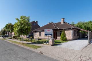 In een rustige woonwijk in een doodlopende straat bevindt zich deze charmante laagbouwvilla, gebouwd in 1994, perfect voor wie op zoek is...