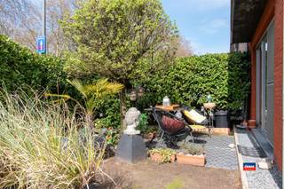 <p><span>HOBOKEN | KNAP GELIJKVLOERSAPPARTEMENT MET TWEE SLAAPKAMERS EN ZONNIGE TUIN | BJ 2004 | EPC 233 |</span></p><p><span>Indeling als volgt: inkomhal - gezellige woonkamer - open, geïnstalleerde keuken -  berging - twee slaapkamers - badkamer met ligbad met douche en dubbele lavabo - apart toilet - mooie tuin.</span></p><p><span>Troeven:</span></p><p><span>*zeer gunstig gelegen in gegeerde woonwijk nabij openbaar vervoer, winkels en scholen</span></p><p><span>*op een boogscheut van Antwerpen centrum</span></p><p><span>*vlakbij natuurgebied en vlakbij overzet van de Schelde</span></p><p><span>*fietsstraat</span></p><p><span>*recent gebouw</span></p><p><span>*heel veel lichtinval</span></p><p><span>*privé-tuin vooraan, achteraan en aan de zijkant (290m²) </span></p><p><span>*elektriciteit conform het AREI</span></p><p><span>*parkeerplaats voor de deur</span></p>