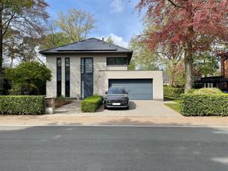 Villa élégante idéalement située sur un véritable emplacement A à Sint-Katelijne-Waver - près de Mechelen.Cette villa contemporaine est située à...