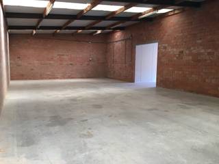 Dit magazijn is bereikbaar met een kleine bestelwagen en heeft een automatische sectionaal poort. Het magazijn is voorzien van elektriciteit. Vloer...