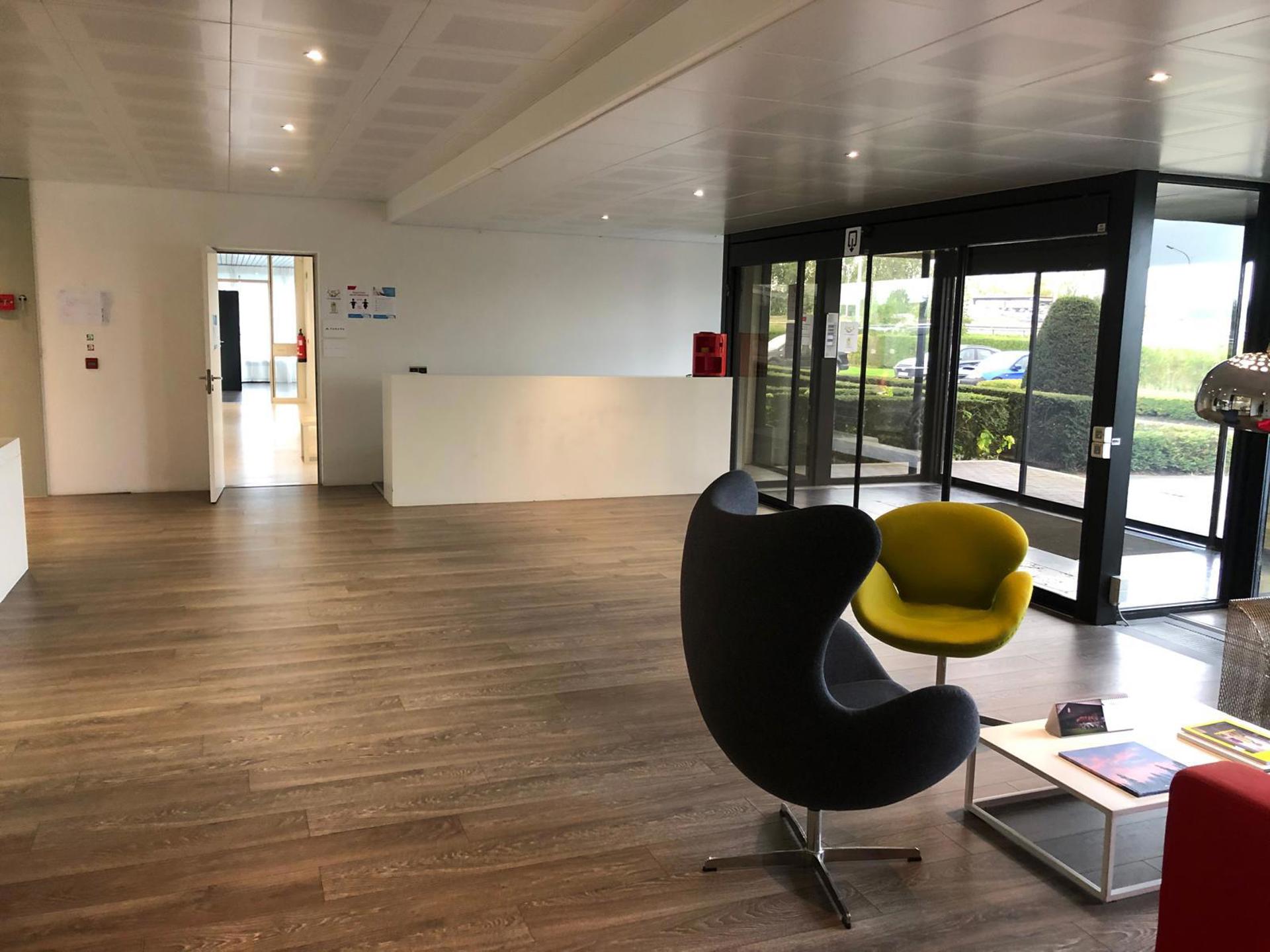 Magazijn 2.963m² met kantoren 569m² in Temse - foto 2