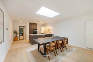Located on a quiet street at the border of Merelbeke-Flora, Gentbrugge, and Ghent, this fully renovated townhouse (with building permit) features 4 bedrooms and 2 bathrooms.<br /><br />Everything you need for daily life is within easy reach.<br /><br />Layout:<br /><br />* Ground floor: entrance hall, bike/multipurpose storage, technical/laundry room, guest toilet, and a spacious living area with an open kitchen. From the living room, you can access the perfectly south-facing terrace leading to the garden. <br />* First floor: landing, toilet, beautiful bathroom with double sinks and a large walk-in shower, and 2 large, bright bedrooms. <br />* Second floor: landing, 1 large bedroom, 1 children's bedroom, and a second bathroom with a bathtub and sink.<br /><br />Some highlights include the smart home system, solar panels, Duco system D ventilation, the wrought iron door between the entrance and living area, oak parquet flooring throughout the house (except wet zones), fully painted walls, and LED lighting... in short, this is a gem worth visiting!<br /><br />This property can be purchased with a reduced registration fee of 2% (on the total price).<br /><br />Accessibility is excellent: just 10 minutes by bike from Ghent city center, 1 minute cycling to Merelbeke train station, walking distance to public transport, and 4 minutes by car to the E17/E40 highway entrance.<br /><br />Mobiscore: 8.6/10<br /><br />For more information, contact Pieterjan at pw@entree.be or call 0472 80 20 65.