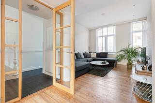 Deze recent gerenoveerde woning is gelegen op het einde van een doodlopende straat, vlak bij het Kanaal van Wijnegem en de grens met Schilde.<br />Het betreft een rustige en gegeerde locatie doch met vlotte verbindingen.<br /><br />Je betreedt de woning via een aangename inkomhal voorzien van vestiaire alsook gastentoilet.<br />Via een hoge deur betreedt je de leefruimte welke een loftgevoel uitstraalt dankzij de open indeling, de zichtbare bakstenen muur en een plafondhoogte van maar liefst 3 meter.<br />Aangrenzend bevindt zich het eetgedeelte onder een aangename lichtstraat en sluit aan op de hippe en volledig ingerichte halfopen keuken welke voorzien is van alle toestellen.<br />Grote raampartijen zorgen voor een mooie connectie met het terras en de tuin.<br />Aansluitend aan de keuken bevindt zich nog een bureauhoek alsook een ruimte met aansluiting voor wasmachine en droogkast.<br />Op de tussenverdieping treffen we de badkamer welke is uitgerust met een dubbele lavabo, hangtoilet alsook bad met douchefunctie.<br />Op de eerste verdieping bevinden zich twee slaapkamers, alsook een ruime polyvalente ruimte (bureau/hobby/speelkamer) op planchetvloer.<br />Onder het dak treffen we de aangename masterbedroom welke reeds voorzien werd van een lage kastenwand.<br /><br />Troeven: <br />- De woning beschikt over een EPC-label B (122 kWh/m²) (ter info: De achtergevel werd bijkomend geïsoleerd (niet opgenomen in het EPC))<br />- Conforme elektriciteit<br />- 17 zonnepanelen (4.300,00 kwh)<br />- Ruim terras en tuin<br />- Vergund bijgebouw in de tuin met toegang tot een servitude pad (ideaal voor fietsen en/of als atelier)<br /><br />Heb je interesse in deze aangename, instapklare woning met veel ruimtegevoel, licht en karakter op een topligging?