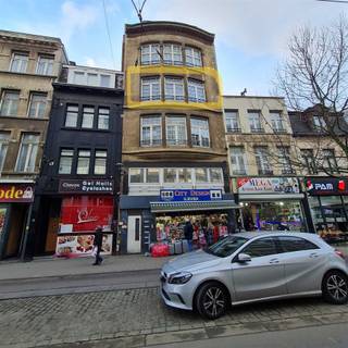Centrum stad Antwerpen: Ruim 2 slp appartement op de 3de verdieping.Het appartement is verhuurd aan 1100 € per maand. Indeling:Nachthal op vinylvloer...