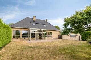 Woning te koop in Booitshoeke, gelegen in de Pastoor Henri Scherpereelstraat 2A. Deze karaktervolle woning is ondergebracht in een voormalig schooltje en combineert een ruime indeling met een authentiek karakter. Deze te renoveren woning beschikt over bijzonder veel ruimte en biedt een prachtig open zicht op de velden. <br /><br />Indeling:<br />- inkom<br />- lichtrijke leefruimte met open zicht op de velden<br />- keuken met aansluitend veranda<br />- berging<br />- slaapkamer 1<br />- slaapkamer 2<br />- slaapkamer 3<br />- badkamer met ligbad, toilet en lavabo<br /><br />De woning beschikt bovendien over een ruime eerste verdieping (130m²) geschikt voor 3 à 4 slaapkamers.<br /><br />Troeven:<br />- recente dakrenovatie (2024)<br />- ramen vernieuwd in 2012<br />- rustige ligging, doch niet ver van Veurne<br />- veel ruimte<br />- open zichten<br /><br />Bent u op zoek naar een ruime woning met open zicht op een rustige ligging? Aarzel niet ons te contacteren!<br /><br />Bestuursmaatregelen in het maatregelenregister: nee