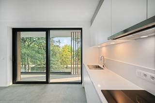 OKTOBER - NIEUWBOUWMAAND - Uw persoonlijk bezoek op reservatie - OPEN DEUR.   Woe. 15/10 11u-12u en 17u-18u  <br /><br />Roeselare-Rumbeke :  Wenst u stijlvol te wonen in het groen ?<br /><br />Dan is deze residentie iets voor u.  Dit populair nieuwproject vlak bij de markt van Rumbeke is gelegen in een oase van groen en rust.<br />Deze appartement geven u een uniek ruimte- en luxegevoel.<br /><br />Elk appartement kent een hoekligging en biedt dankzij grote glasgevels een panoramisch uitzicht op de prachtige privé parktuin.  Overvloedig lichtinval, hoge plafonds en ruime terrassen beiden een ongeëvenaard gevoel.<br />De afwerking is van hoge niveau, zodat jij je woonst enkel nog van een persoonlijke inrichting hoeft te voorzien.<br /><br />Troeven :<br />- Hoogstaand architectuur<br />- Rustig wonen en alles  dichtbij<br />- Oase van groen <br />- Pure luxe<br />- Heerlijk ruimtegevoel<br /><br />Klaar om deze appartementen eens te bezichtigen ?<br />Bel ons nu voor een afspraak op 051/62 40 40 en dan geven wij u een interessante rondleiding doorgeen dit project.<br />Tot dan !