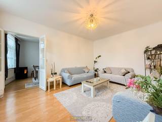 <p><strong>CENTRAAL GELEGEN WONING</strong><span> met </span><strong>DRIE SLAAPKAMERS</strong><span> in Eine (Oudenaarde). Dankzij </span><strong>DUBBELE BEGLAZING EN CENTRALE VERWARMING</strong><span> op </span><strong>AARDGAS</strong><span> is er reeds een solide basis. Met een </span><strong>BEWOONBARE OPPERVLAKTE VAN CIRCA 135M² </strong><span>biedt deze gezinswoning een lichtrijke leefruimte, uitgeruste keuken en koer met berging. De bovenverdieping omvat </span><strong>DRIE VOLWAARDIGE SLAAPKAMERS </strong><span>en een badkamer. Gelegen vlak bij de Schelde, met vlotte verbindingen naar winkels, scholen, openbaar vervoer en de </span><strong>N60</strong><span>, is dit een uitstekende kans voor wie betaalbaar en centraal wil wonen in </span><strong>OUDENAARDE</strong><span>.</span></p>

<p><br />Adres: Broekstraat 281 te Oudenaarde<br /><br />Renovatieplicht van toepassing; P-score: A, G-score: A</p>