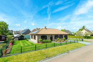Prachtig gelegen bungalow in zeer mooie en rustige buurt, maar toch op wandelafstand van alle voorzieningen (scholen, station, ...). Indeling:...