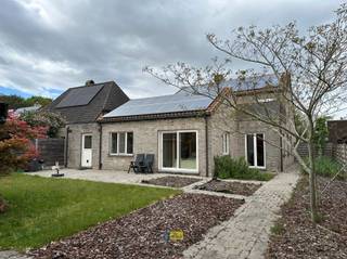 <p><span>Ruime gezinswoning met veel potentieel op een uitstekende locatie.</span></p><p><span>Bij het betreden van de woning kom je terecht in een verzorgde inkomhal met ingemaakte kasten, vestiaire en schoenkast, stijlvol afgewerkt met ingebouwde spots. De lichtrijke leefruimte sluit naadloos aan op de eetkamer en biedt bovendien uitbreidingsmogelijkheden.</span></p><p><span>De keuken is uitgerust met een gasvuur en oven en kan, indien gewenst, verder uitgebreid of gemoderniseerd worden naar eigen smaak.</span></p><p><span>De woning beschikt over maar liefst vier volwaardige slaapkamers op het gelijkvloers, waaronder een sfeervolle kinderkamer/prinsessenkamer. Alle kamers zijn ongeveer even groot en voorzien van praktische ingemaakte kasten en een bureau. Eén van de slaapkamers, gelegen achter de leefruimte, kan eenvoudig geïntegreerd worden in de woonkamer door het verwijderen van een gyprocwand. Zo creëer je moeiteloos een extra ruime, open leefruimte met zicht op de tuin.</span></p><p><span>Verder vind je op het gelijkvloers een aparte berging, een gastentoilet, een wasruimte en een garage met manuele poort. De badkamer is uitgerust met een ligbad, dubbele lavabo en toilet.</span></p><p><span>Op de eerste verdieping bevinden zich nog extra polyvalente ruimtes afgewerkt met laminaat, waaronder een bijkomende slaapkamer en een kinderkamer of bureauruimte. Daarnaast is er een tweede badkamer met inloopdouche, dubbele lavabo en toilet. Als extra troef beschikt deze verdieping over een aangenaam dakterras.</span></p>