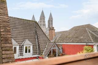Te koop: grote woning met potentieel in centrum Doornik<br /><br />In het autovrije hart van Doornik bevindt zich deze leuke gezinswoning met twee onafhankelijke toegangen, ideaal voor combinatie van wonen en werken.<br /><br />Wat maakt dit pand uniek?<br />Het gelijkvloers vormt een afzonderlijke entiteit die kan dienen als woonruimte, kantoor of professionele activiteit. Het hoofdgedeelte beschikt over een ingerichte keuken die aansluit op de eetkamer en toegang geeft tot een zonnig terras. Verder zijn er in totaal vijf slaapkamers, verspreid over de verdiepingen, met meerdere sanitaire voorzieningen en een privé douchecabine.<br /><br />Technisch is het pand uitgerust met PVC-ramen met dubbele beglazing, centrale verwarming op gas en een conforme elektrische installatie. Met een EPC-label B is dit een zeldzaam energiezuinig pand van dit formaat in het centrum van Doornik.<br /><br />Voor wie is dit ideaal?<br />Ideaal voor wie werken en wonen wil combineren, of voor wie een afzonderlijke unit wil. <br /><br />Te koop via Immo Beguin, jouw vastgoedexpert sinds 2009, met kantoren in Ronse, Waregem, Kortrijk, Deinze, Doornik en Lessines.<br />Bezoek na afspraak met tom@immobeguin.be