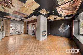 Deze woning is gelegen in een rustige en aangename buurt, net buiten het Brugse ‘ei’. Winkels, voorzieningen en openbaar vervoer bevinden zich in de nabije omgeving. De Markt van Brugge bereikt u in ongeveer zeven minuten met de fiets en ook het winkelcentrum ligt op korte afstand. Bovendien is de autosnelweg vlot bereikbaar. Een ideale ligging voor wie de rust van een woonomgeving wil combineren met de nabijheid van het stadscentrum.<br /><br />Via de ruime inkomhal betreedt u de woning. Op het gelijkvloers bevindt zich een polyvalente ruimte met grote raampartijen en een rechtstreekse toegang tot de tuin. Deze ruimte biedt tal van mogelijkheden en kan bijvoorbeeld dienstdoen als hobbyruimte, bureau of extra leefruimte. Verder beschikt het gelijkvloers over een praktische berging en een garage.<br /><br />De eerste verdieping omvat een ruime woonkamer met grote raampartijen en een aansluitende keuken. Vanuit de leefruimte heeft u rechtstreeks toegang tot het terras en de verzorgde tuin, waar ook een tuinhuis aanwezig is. Een aangename buitenruimte die extra mogelijkheden biedt om volop van de woning te genieten.<br /><br />Momenteel beschikt de woning over twee slaapkamers en één badkamer. Dankzij de ruime bewoonbare oppervlakte en de praktische indeling zijn er bovendien verschillende mogelijkheden om de woning verder aan te passen en in te richten volgens uw eigen wensen en behoeften.<br /><br />Een woning met ruimte, mogelijkheden en een uitstekende ligging nabij het centrum van Brugge. De woning beschikt over een EPC-label D, waardoor er bij aankoop geen energetische renovatieverplichting geldt.<br /><br />Interesse? Contacteer Giovanni via 0468 43 21 35 of giovanni@immofrancois.be en plan uw bezoek.<br /><br />