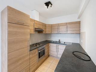 <p>TREVI BRABANT biedt u in het centrum van Waterloo, omringd door winkels en openbaar vervoer, een prachtig appartement van ±80 m² woonoppervlakte op de 2e verdieping in perfecte staat! Het is zeer licht en bestaat uit een ruime woonkamer van ±37 m² met een open, volledig ingerichte keuken (oven, kookplaten, afzuigkap, koelkast, ruimte voor vaatwasser en wasmachine), een hal die toegang geeft tot een badkamer met bad, douchewand, wastafel en toilet, en twee slaapkamers van ±10 m² en ±14 m². Raming van de gemeenschappelijke kosten: 150 €/maand. Vrij. EPC B. Afmetingen ter indicatie! INFO & BEZOEKEN: 02 354 01 10.</p>
<p></p>
<p></p>
<p>Op de tweede verdieping (appartement 2.5)</p>
<ul>
<li>Inkomhall</li>
<li>Woonkamer van ±37 m² met parketvloer</li>
<li>Open, volledig ingerichte keuken (oven, kookplaten, afzuigkap, koelkast/vriezer, aansluitingen voor vaatwasser en wasmachine)</li>
<li>Slaapgedeelte</li>
<li>Badkamer (bad, opbergkast met wastafel, toilet)</li>
<li>Slaapkamer van ±14 m² (4,4 x 3,1)</li>
<li>Slaapkamer van ±10 m² (4,4 x 2,4)</li>
</ul>