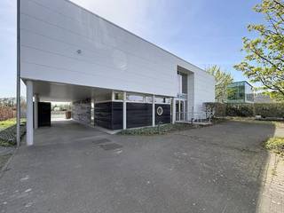 In Destelbergen, direct aan de op- en uitrit van de R4, bevindt zich dit instapklare bedrijfsgebouw: een topligging qua visibiliteit. Het...