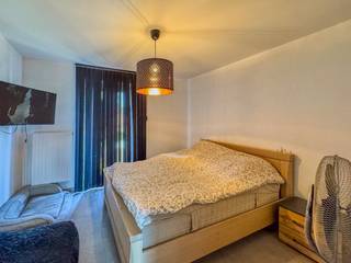 Deze recente woning is rustig gelegen in het centrum van Klerken, deelgemeente van Houthulst.Deze woonst heeft volgende indeling.GELIJKVLOERS:Inkom -...