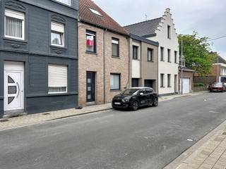 Energiezuinige woning op een fantastische locatie bestaande uit een inkomhal met berging, gezellige leefruimte met eet-en zithoek, volledig...