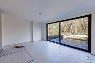 Deze nieuwbouwwoning met 3 slaapkamers situeert zich in het centrum van het Dikkelvenne, omgeven door groen. <br />Zowel de bakker, de beenhouwer ... als de lagere school bevinden zich op wandelafstand waardoor deze woonst een ideale uitvalsbasis voor jonge en minder jonge gezinnen.<br /><br />Via de inkom kunnen we zowel de zithoek (rechts) als de open keuken met eethoek (links) binnenkomen. In de overloop tussen beide ruimten (zithoek en eethoek) situeert de trap naar de verdieping evenals een pc-hoek.<br />Eveneens op het gelijkvloers terug te vinden is een wasplaats en afzonderlijk toilet.<br />Op de verdieping vinden we een toilet, 3 slaapkamers, een badkamer en een linnenberging.<br /><br />Kortom, deze praktisch ingedeelde, ruime woning in het pittoreske Dikkelvenne is een 'must visit'.<br />We kijken er naar uit om jou te mogen rondleiden.