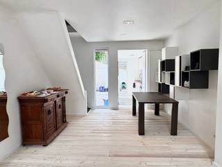 <p><span>Ben je op zoek naar een instapklare woning op een rustige ligging in Gent? Dan is deze charmante woning in de Klapeksterstraat 17 zeker een bezoek waard. Dankzij de renovatie in 2017 combineert de woning hedendaags comfort met een gezellige uitstraling.</span></p>
<p><span>Bij het binnenkomen kom je terecht in de aangename leefruimte die aansluit op de praktische keuken. De woning beschikt verder over drie volwaardige slaapkamers, ideaal voor gezinnen, thuiswerk of extra hobbyruimte. De badkamer is uitgerust met een douche en wastafel en biedt alle nodige comfort.</span></p>
<p><span>Achteraan bevindt zich een zonnige koer waar je in alle rust kan genieten van het mooie weer of gezellig kan ontspannen.</span></p>
<p><span>De woning geniet bovendien van een gunstige ligging nabij winkels, openbaar vervoer, scholen en belangrijke invalswegen, waardoor je vlot verbonden bent met het centrum van Gent en omliggende gemeenten.</span></p>
<p>Interesse? Neem snel contact op met Thomas op het telefoonnummer 0474 26 27 58 of via info@vicusvastgoed.be.</p>