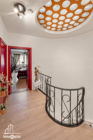 In de Ankerstraat, centraal gelegen in het stadscentrum van Sint-Niklaas bevindt zich dit gelijkvloers handelspand met daarboven een duplex appartement met twee slaapkamers.Het handelspand geniet van een goede zichtbaarheid en vlotte bereikbaarheid, wat het geschikt maakt voor diverse commerciële activiteiten.Het appartement is momenteel verhuurd, wat zorgt voor een stabiele en onmiddellijke huuropbrengst. Deze eigendom vormt daardoor een interessante opportuniteit voor investeerders die op zoek zijn naar een combinatie van commercieel vastgoed met rendement.Een praktische vastgoedinvestering op een centrale ligging in de stad.