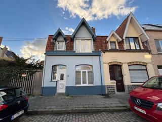 Pour une visite ou plus d'informations, veuillez contacter nicolas@jolieinvest.be<br /><br />Découvrez cette agréable et lumineuse maison située dans une rue calme, à l'écart de la circulation, à deux pas de la charmante église Duinenkerkje. Grâce à son emplacement central, commerces, restaurants et magnifiques sentiers de randonnée sont accessibles à pied – idéal pour ceux qui apprécient le confort et un environnement verdoyant.<br /><br />Agencement du bien:<br /><br />Rez-de-chaussée :
<ul>
	<li>Hall d'entrée avec WC séparés</li>
	<li>Séjour confortable avec coin repas</li>
	<li>Cuisine séparée équipée d'électroménager</li>
	<li>Terrasse ensoleillée avec jardin attenant – parfaite pour profiter du plein air</li>
</ul>
Premier étage :

<ul>
	<li>Deux chambres spacieuses</li>
	<li>Salle de bains avec douche, lavabo et branchement pour lave-linge</li>
	<li>WC séparés avec lavabo</li>
</ul>
Deuxième étage :

<ul>
	<li>Combles aménagés en troisième chambre</li>
	<li>Salle de bains supplémentaire avec WC et douche</li>
</ul>
<br />Ce bien offre un agencement pratique, une luminosité naturelle abondante et tout le confort nécessaire pour un emménagement sans souci.<br /><br />Le bien est disponible immédiatement.