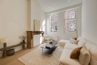 <p>Karakter van toen, comfort van nu. In een rustige straat midden in Sint-Andries ontdek je dit uitzonderlijk ruime duplexappartement van ca. 179 m², in 2026 volledig gerenoveerd met respect voor zijn oorspronkelijke architectuur.<br />Gelegen met de Kloosterstraat om de hoek, het KMSKA en ’t Zuid op wandelafstand en tegelijk de historische binnenstad vlakbij. Koffiebars, restaurants, galeries, winkels en dagelijkse voorzieningen liggen direct in de buurt.</p><p>Hoge plafonds, sierlijke glas-in-looddetails en een monumentale natuurstenen schouw geven de leefruimtes hun authentieke uitstraling. De lichte eiken vloer, strakke maatkeuken en eigentijdse badkamers zorgen voor de moderne tegenhanger. Geen standaard renovatie, maar een woning waar oud en nieuw bijzonder mooi samenvallen.</p><p>• Totaalrenovatie 2026<br />• 4 slaapkamers & 2 badkamers<br />• Authentieke glas-in-looddetails & natuurstenen schouw<br />• Private en aangelegde stadstuin<br />• EPC-label B<br />• Mogelijkheid tot aankoop garagebox aan € 35.000</p><p>De woning beslaat het gelijkvloers en de eerste verdieping van een kleinschalig gebouw met slechts drie units. Vooraan bevindt zich de royale woonkamer, gevolgd door een tweede leefruimte en de eetkamer. Achteraan vormt de keuken samen met de eetplaats het dagelijkse hart van de woning. Grote glaspartijen trekken hier het daglicht naar binnen en geven rechtstreeks toegang tot de aangelegde stadstuin: een verrassend rustige en groene plek midden in de stad.<br />Op de verdieping bevinden zich vier volwaardige slaapkamers en twee badkamers. De master beschikt over een ruime ensuite badkamer met ligbad, inloopdouche en dubbele wastafel. Een tweede douchekamer biedt extra comfort voor gezin of gasten. Ook praktisch zit het goed, met een aparte berging voor wasmachine en droogkast en een privatieve kelderberging.</p><p>Een stadstuin, bijna 180 m² woonruimte én het karakter van een herenhuis: die combinatie vind je niet elke dag in hartje Antwerpen.</p><p>Kom ze vooral zelf ervaren. Plan je bezoek via Sinjoor: 03 283 05 00 of stad@sinjoor.be.</p>