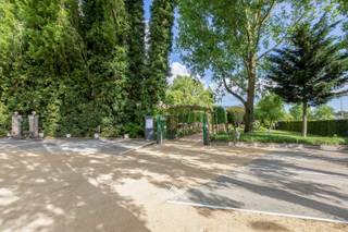 Verscholen tussen het groen, met liefst 110 meter oever langs het water, bevindt zich dit rustig gelegen landhuis met bedrijfsgebouw in Lievegem...