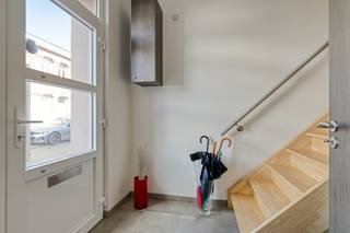In een rustige omgeving te Beveren ontdek je deze gezellig gesloten bebouwing met een praktische indeling.<br /><br />Via de inkomhal kom je binnen voorzien van apart gastentoilet. Via een deur bereik je de keuken die voorzien is van alle toestellen. De living is ruim, voorzien van inmaak kasten en toegang tot het terras. <br />Op de eerste verdieping vind je <strong>twee volwaardige slaapkamers</strong> en een badkamer uitgerust met een wastafel, inloopdouche en toilet.<br />De <strong>ingerichte zolderverdieping, </strong>toegankelijk via de master slaapkamer, doet momenteel dienst als bureauruimte en kan perfect gebruikt worden als extra slaapkamer, hobbyruimte of thuiswerkplek.<br /><br />Buiten geniet je van een <strong>volledig aangelegde tuin</strong> met terras.<br />Achteraan het perceel beschik je over een <strong>garage van maar liefst 38m²</strong> met automatische poort, toegankelijk via de achtergelegen weg, wat zorgt voor extra comfort en bereikbaarheid.<br />Bron bewoonbare oppervlakte : EPC - certificaat<br /><br />Deze woning is ideaal als je op zoek bent naar een gezellige thuis, perfect voor starters of jonge gezinnen.<br />Kom je graag eens een kijkje nemen? Bel ons op 03/775.78.79.<br />Ben je ook van plan jouw eigendom te verkopen? Maak een afspraak voor een gratis schatting, wij maken er samen een succesverhaal van.
